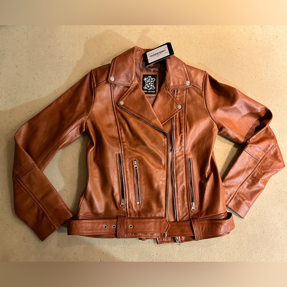 Gorgeous chestnut tan real leather motorcycle jacket. Size Medium